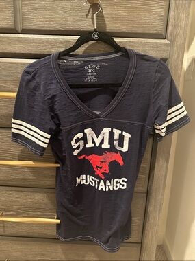 Blue 84 Navy SMU Mustangs V‑Neck Tee with Red Mustang Logo